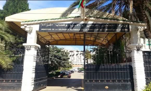 استكمال عملية صب المنحة المدرسية